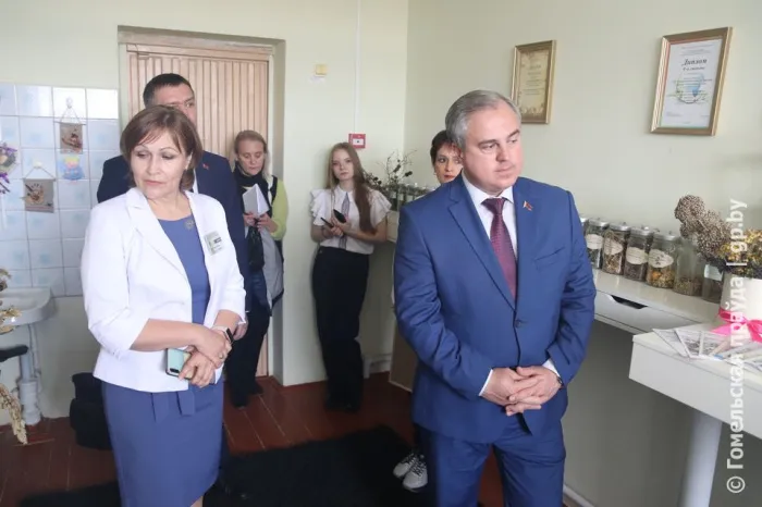 В Грабовском детском саду-средней школе будут развивать уникальный музей ароматов. Учреждение образования посетил заместитель председателя облисполкома Владимир Привалов