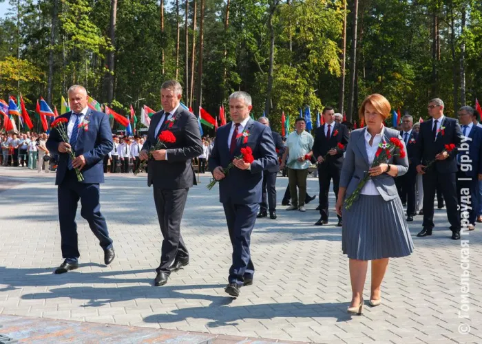 Под Гомелем после реконструкции открыли мемориальный комплекс «Партизанская криничка»