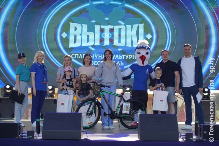 Велосипед "Аist" за викторину вручили жлобинчанке Насте Подлобниковой