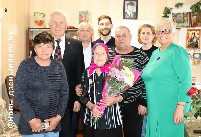 В свои 100 лет жительница Жлобинского района Нина Медведева не теряет оптимизма