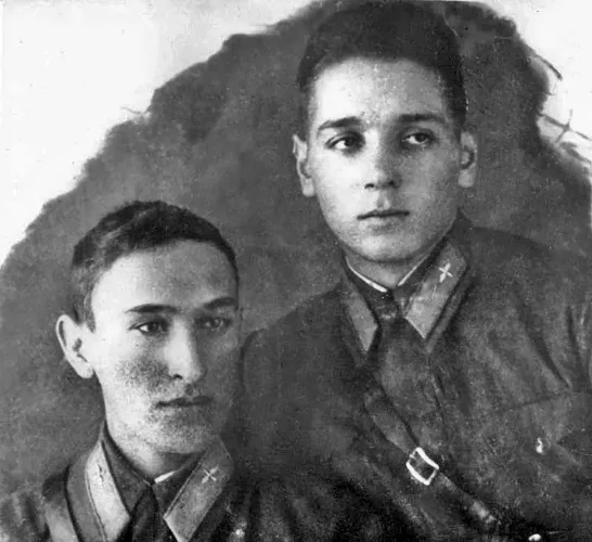 Служили два товарища. Брагинская земля раскрыла тайну гибели летчиков, могилы которых родственники разыскивали более 30 лет