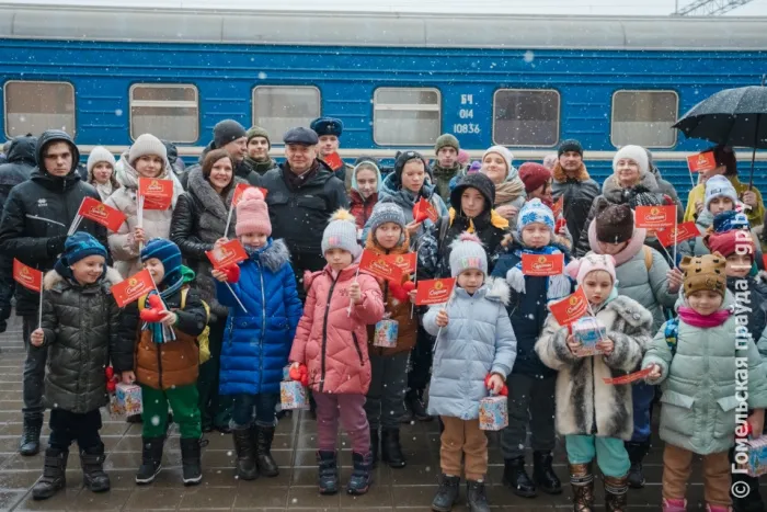 Большое дело. На Гомельском железнодорожном вокзале торжественно встретили детей из Донбасса