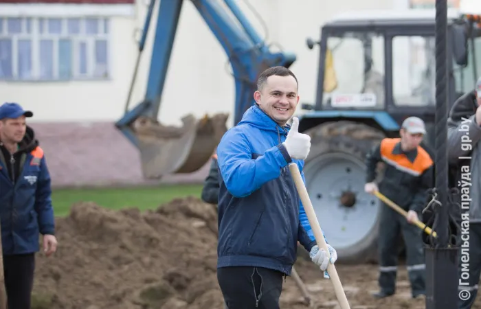В Буда-Кошелеве в рамках республиканского субботника обустраивают молодежную площадку «УДАЧНЫ прыпынак»