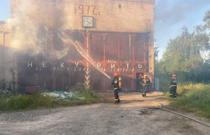 Спасатели ликвидировали пожар на складе в Светлогорске