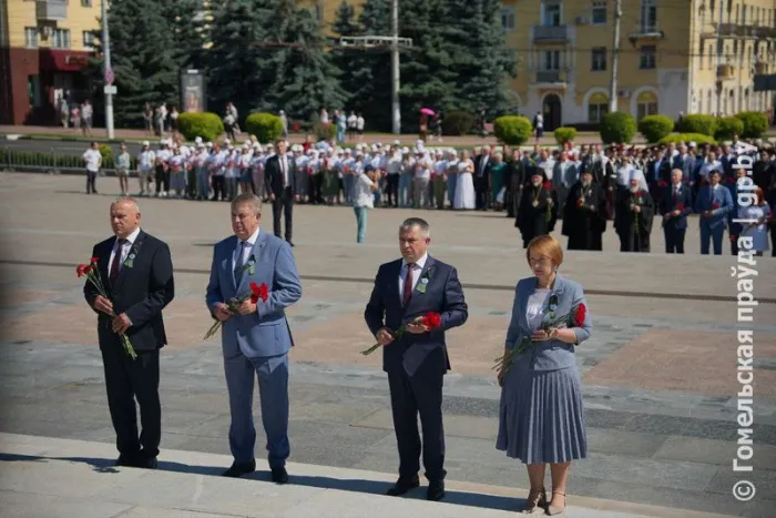 Участники фестиваля «Славянское единство» возложили венки и цветы к Вечному огню в Брянске 