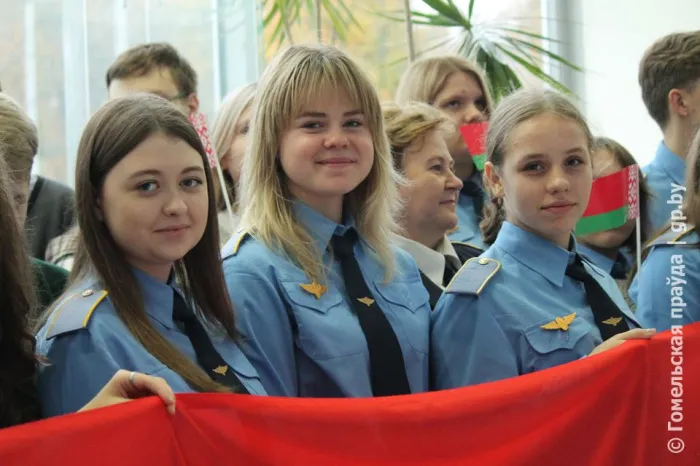 С логотипом «БЧ». Учащимся транспортных классов гомельских школ вручили подарки от Белорусской железной дороги