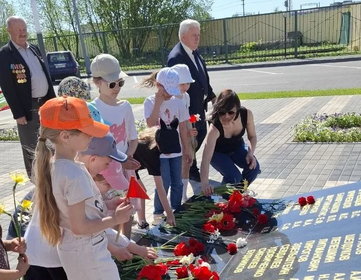 Благодарность за мирное небо: детсадовцы возложили цветы к монументу Славы погибшим в годы Великой Отечественной войны гомсельмашевцам