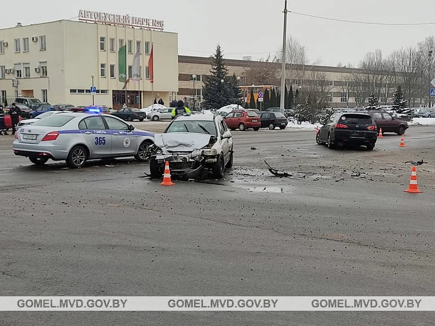 В Гомеле при столкновении двух легковушек пострадали три человека