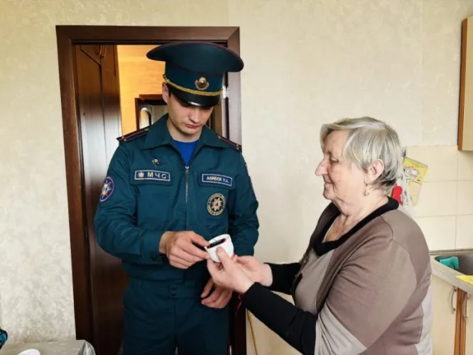 Ветеранам образования Петриковского района установили более 30 пожарных извещателей