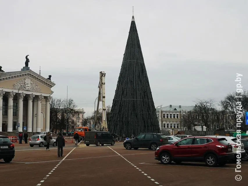 В Гомеле заканчивают установку главной елки 