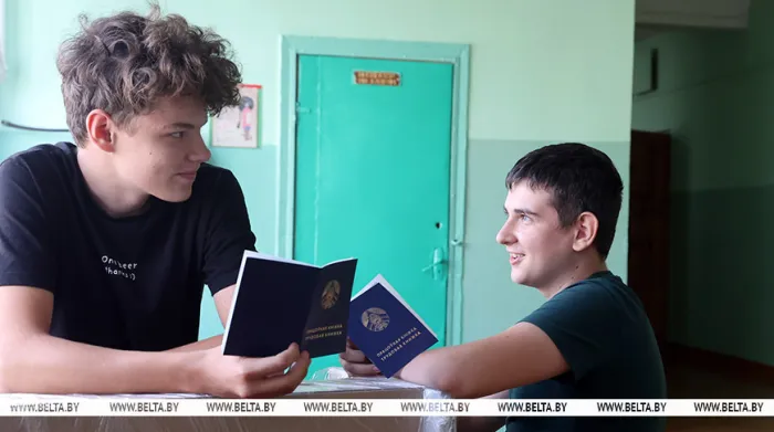 Апгрейд компьютера и классная форма. Как и на что зарабатывали школьники в Гомельском районе