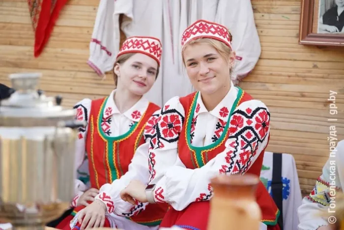 Советский район: фестиваль красоты и арт-пикник для людей золотого возраста