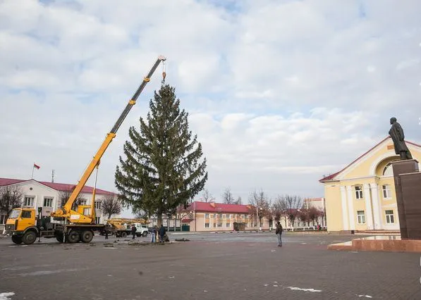 В Хойниках снега днем с огнем не сыщешь, но новогоднее настроение чувствуется