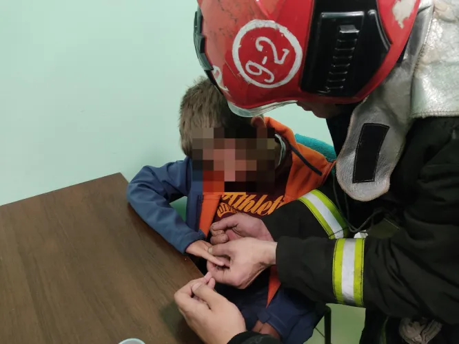 Надел гайку на палец и снять не смог. Жлобинские спасатели оказали помощь мальчику