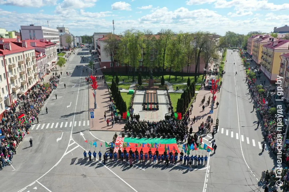 На площади Труда состоялись митинг и церемония возложения цветов и венков к мемориалу «Вечный огонь» 