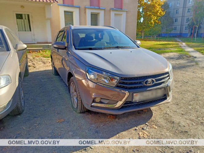 В Хойниках мужчина пробивал колёса авто за неправильную парковку