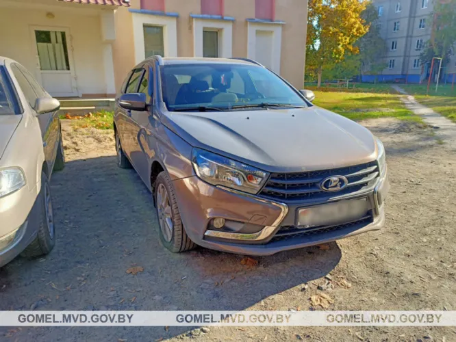 В Хойниках мужчина пробивал колёса авто за неправильную парковку