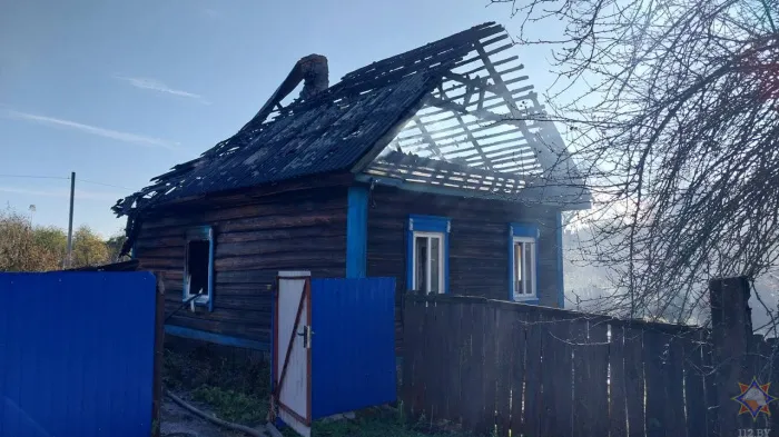 На пожаре в Петриковском районе прохожий спас пенсионерку