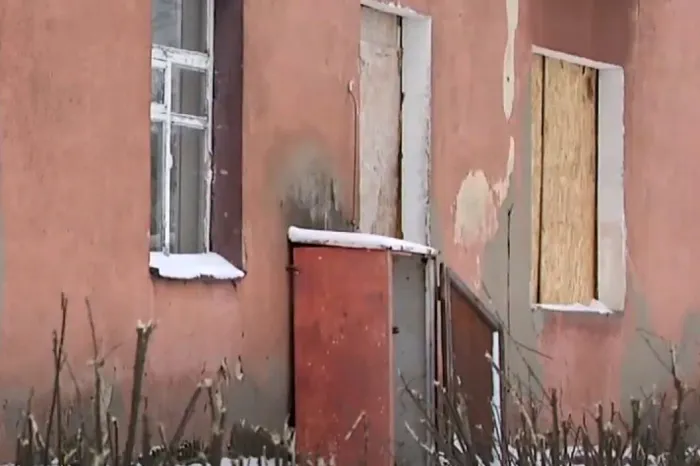 Жильцы аварийного дома в Чечерске получили новые квартиры после приема председателя облисполкома