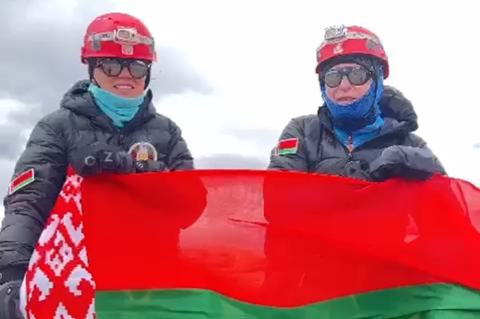 С вершины высочайшего вулкана планеты белорусские альпинисты поздравили Лукашенко с победой на выборах