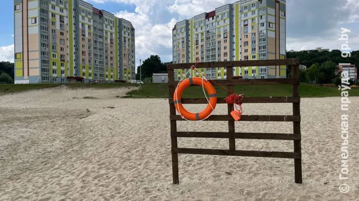 С белым песком и уютными навесами. На Мозырщине к купальному сезону обустроили три официально действующих пляжа
