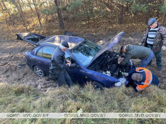 В Чечерском районе автомобиль вылетел в кювет и опрокинулся: пассажир в реанимации