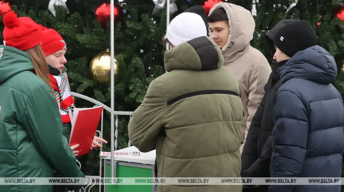 С теплыми пожеланиями. Более 500 новогодних открыток ушло с почтамта "Марафона единства" в Мозыре