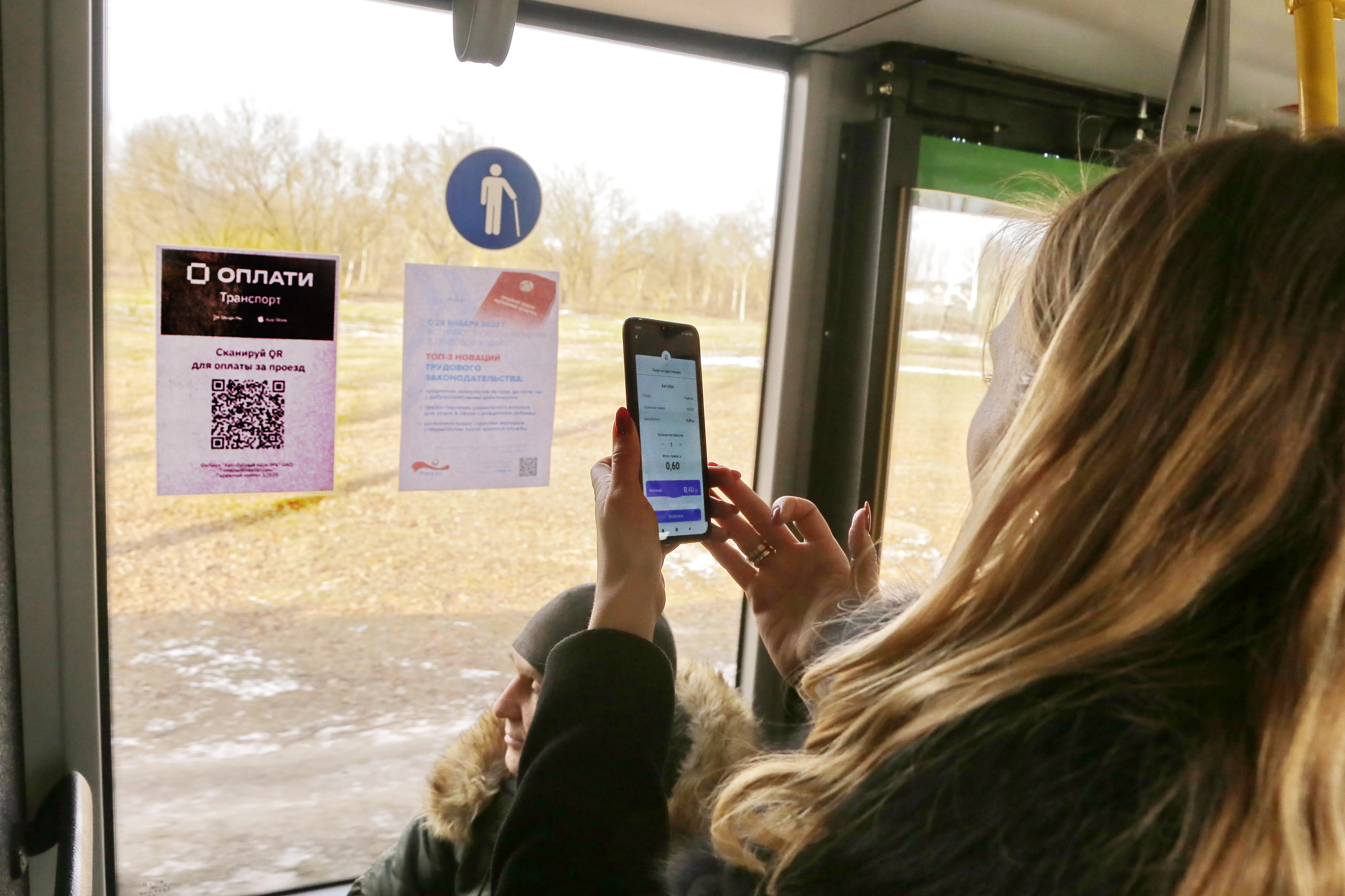 В Гомеле в некоторых автобусах можно купить билет со смартфона. Объясняем, как работает новая система 