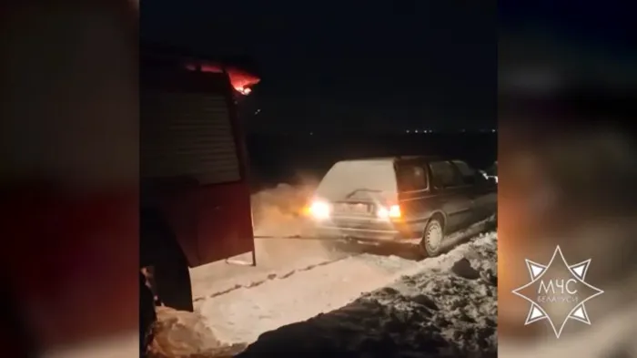 В Житковичах работники МЧС отбуксировали автолавку, а под Гомелем – легковой автомобиль