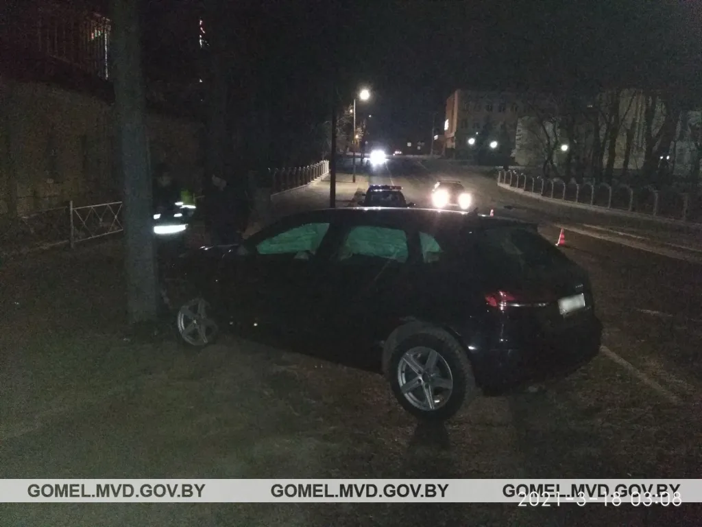 В Гомеле нетрезвый водитель выехал на встречку и врезался в столб
