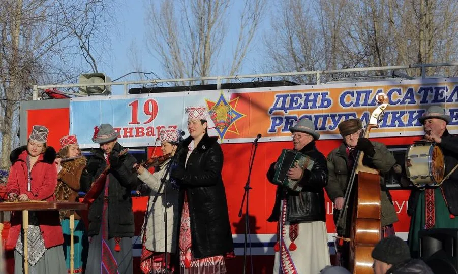 У гомельского Ледового дворца отметили День спасателя 