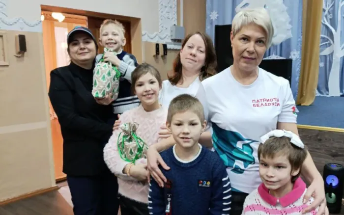 Республиканская акция "Ёлочка желаний" шагает по Гомельщине. Представители РОО "Патриоты Беларуси" передали ребятам из Улуковской школы-интерната подарки от Первого