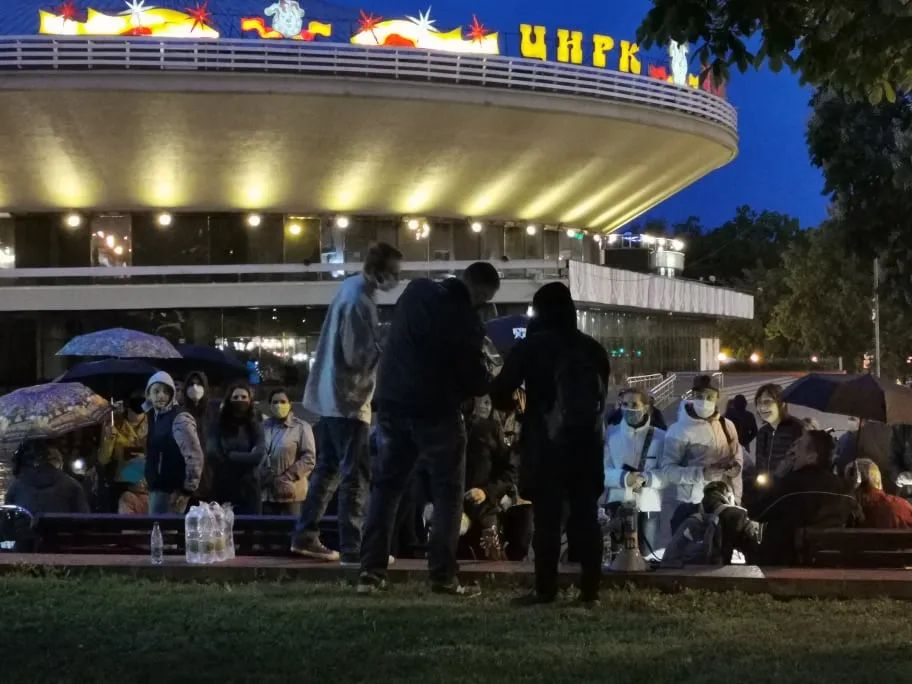 «Это футболист такой?» В Гомеле прошел пикет по сбору подписей то ли за блогера, то ли за его жену