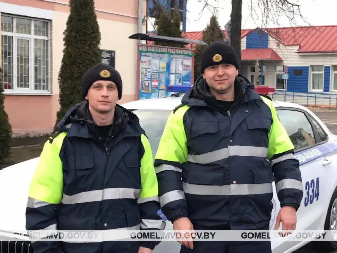 В Буда-Кошелёво сотрудники ГАИ оказали первую помощь мужчине с приступом эпилепсии