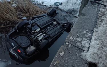 В Ельском районе автомобиль упал с моста в реку. Водитель погиб