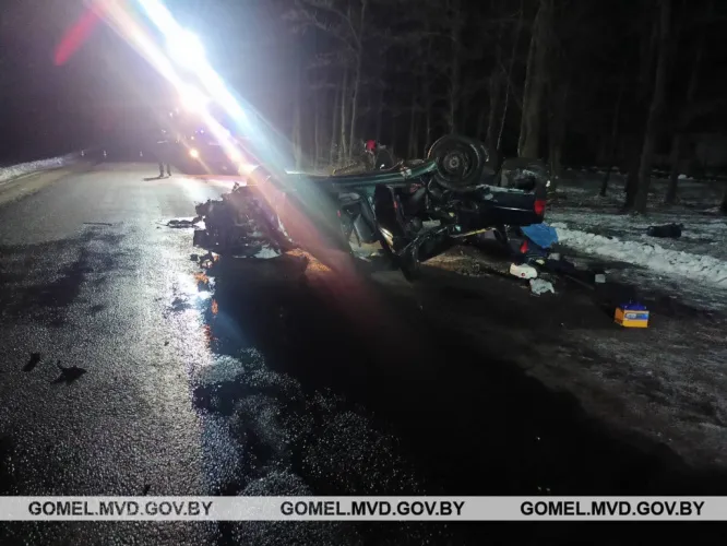 В Октябрьском районе водитель не справился с управлением и опрокинулся в кювет