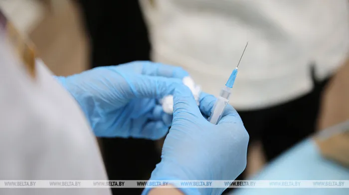 Минздрав планирует зарегистрировать отечественную вакцину от COVID-19 к концу года