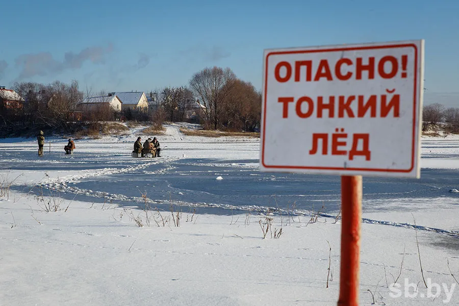 В Житковичском районе пятые сутки ищут провалившегося под лед госинспектора