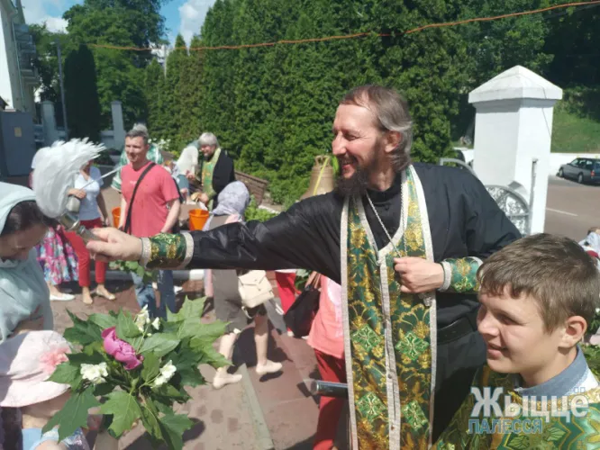 Фотофакт: мозыряне празднуют Троицу