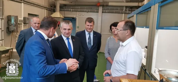 На "Кристалле" представили слитки из золота – образцы нового вида продукции