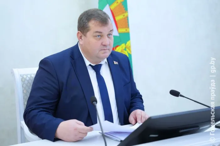 Выхлопные газы и строительство телятника. Прием граждан провел первый заместитель председателя облисполкома Дмитрий Петрожицкий
