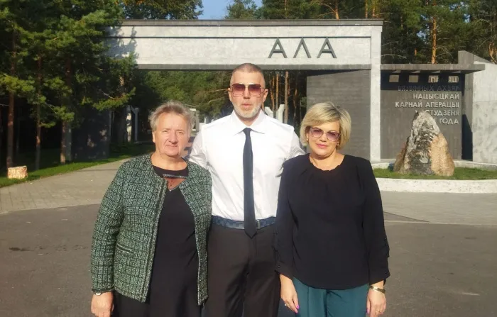 Певец Серега посетил мемориальный комплекс "Ола" в Светлогорском районе