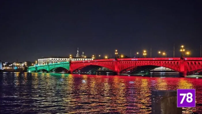 Троицкий мост в Санкт-Петербурге накануне подсветили цветами флага Беларуси