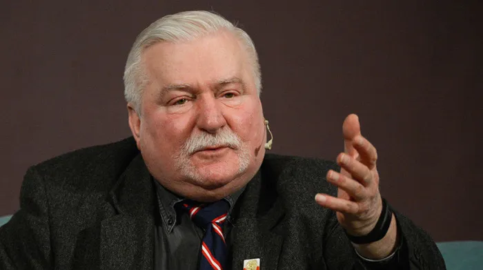 Экс-президент Польши раскритиковал Зеленского за перезахоронение в Украине одного из лидеров националистов
