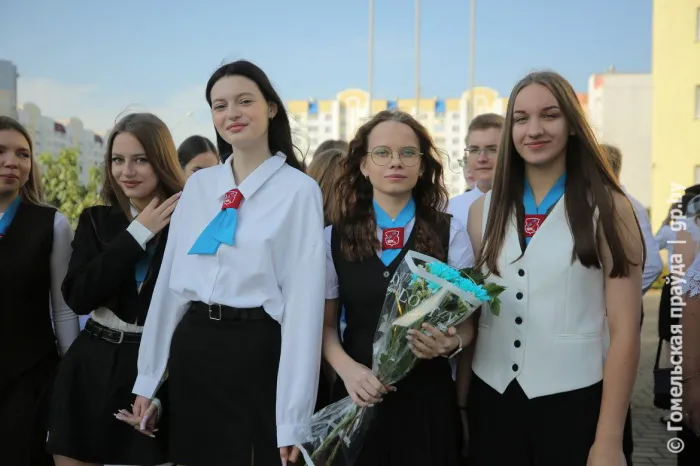 С бантами, улыбками и приятным волнением. В школах Мозыря встречали 1 сентября