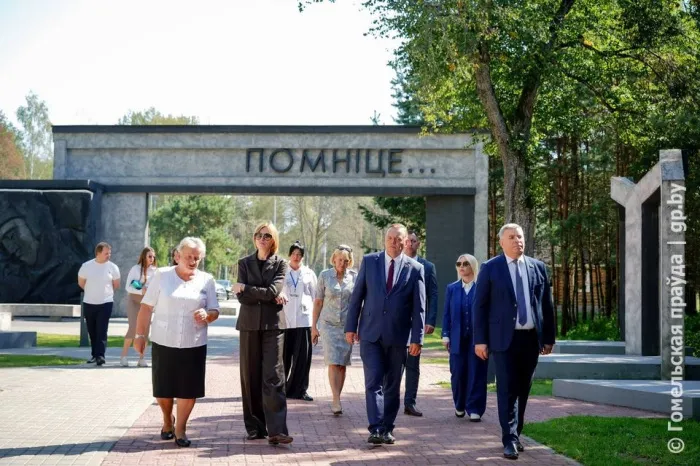 Тишина сожженных деревень: Наталья Петкевич побывала в мемориальном комплексе «Ола» в Светлогорском районе 