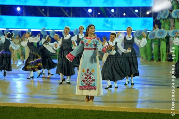 В Гомеле на стадионе «Центральный» торжественно открылся XI Международный фестиваль хореографического искусства «Сожскі карагод»