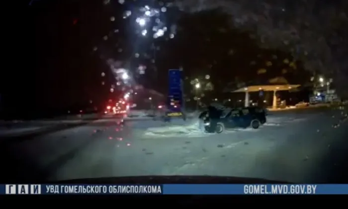 В Мозыре сотрудники ГАИ помогли водителю устранить техническую неисправность в автомобиле