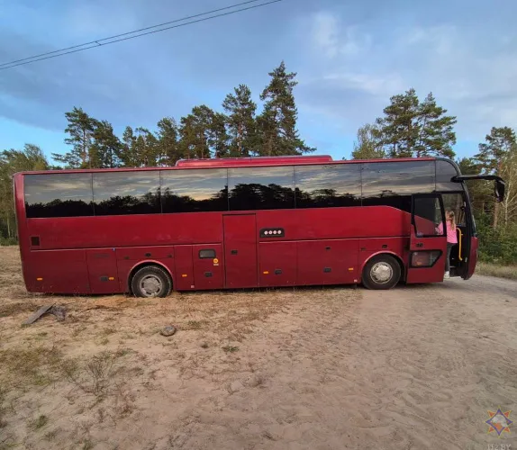 В Петриковском районе автобус с пассажирами застрял в песке. Спасатели помогли его отбуксировать