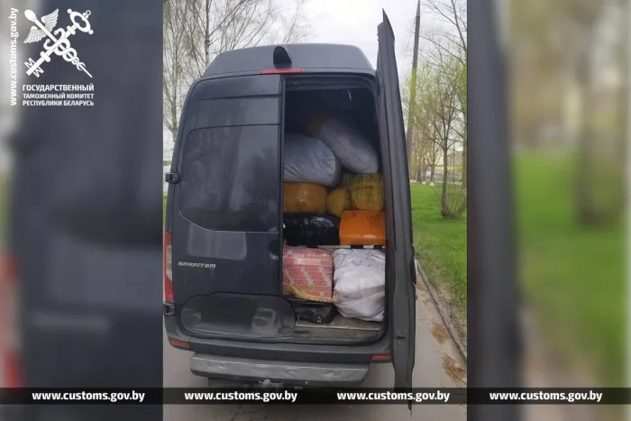 Гомельские таможенники пресекли попытку незаконного ввоза в Беларусь партии одежды и сумок